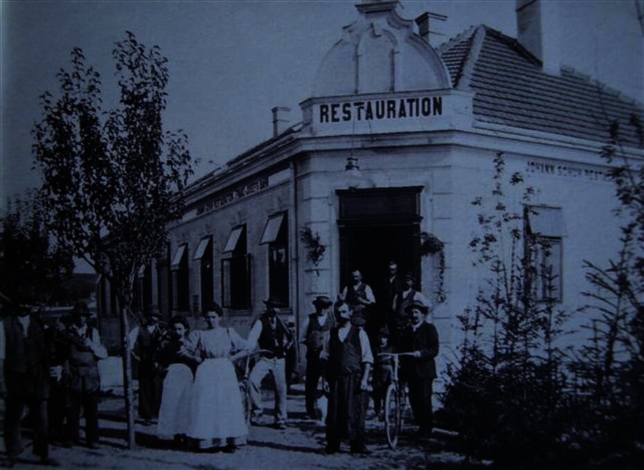 Fels, Bahnhofsrestauration Johann Schuh um 1935. Zweiter von rechts: Johann Schuh, links daneben in der weissen Schürze seine Frau. [Foto: Sammlung Eder]