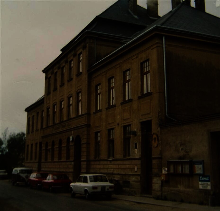 Fels, Wienerstraße 15, Amtshaus von 1974 - vor der Renovierung. Gut zu sehen ist der Briefkasten, das Postschild und links neben dem Eingang der Post das Fahrrad des Briefträgers an der Mauer angelehnt. [Foto: Archiv Leuthner]