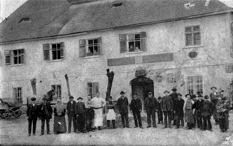 Fels, Gasthaus "Zum grünen Baum" vermutlich um 1903. Am Wirtshausschild ist der Vorname Johann erkennbar, in der Mitte ist der Baum dargestellt [Foto: Archiv Leuthner]