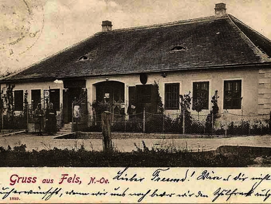 Fels, Wienerstraße 21, Postamt von 1889 - der Eingang ist rechts, davor steht ein Briefträger in Uniform und hält Briefe in der linken Hand, über der Tür das Postschild und die neu errichtete Telegrafenleitung. [Foto: Sammlung Eder]