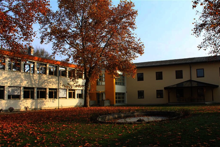 Fels, Volksschule Fels (links im Bild) und Neue Mittelschule Fels (rechts) im November 2011 [Foto: Archiv Leuthner]