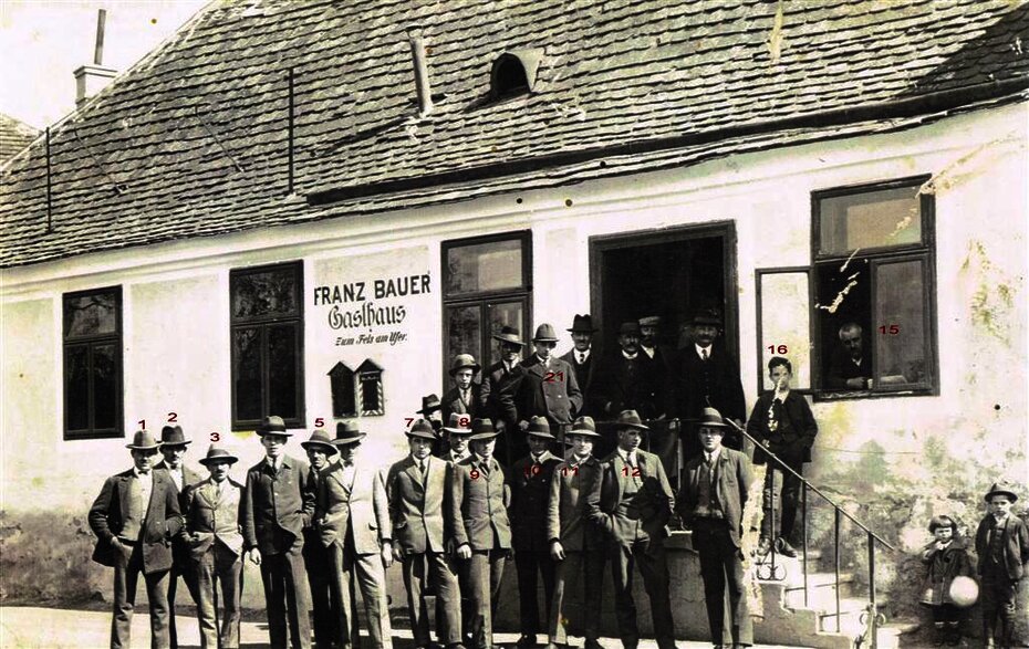 Fels, Gasthaus "Zum Fels am Ufer" 1928 - von links: 1 Spannagl Franz, 2 Leuthner Christian, 3 Paschinger, 5 Wimmer Josef (Bruder von Wimmer Franz), 7 Steininger, 8 Leuthner Karl (Bruder von Christian), 9 Regelsberger Johann, 10 Zechmeister Karl, 11 Obermüller Fritz, 12 Wagner Franz, 15 Bauer Franz (der Wirt blickt aus dem Fenster), 16 Bauer Karl, 21 Steininger Karl ? [Foto: Archiv Leuthner]