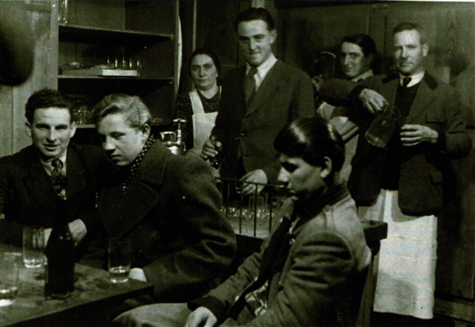 Fels, Familie Grill um 1960 in der Gaststube. Vorne von links: Franz Paschinger, Franz Leuthner, Rudolf Handschuh; hinten von links: Leopoldine Grill (Wirtin), Josef Grill jun. (Bürgermeister ab 1970), Richard Grill, Leopold Dietz (Kellner, später Pächter) [Foto: Archiv Leuthner]