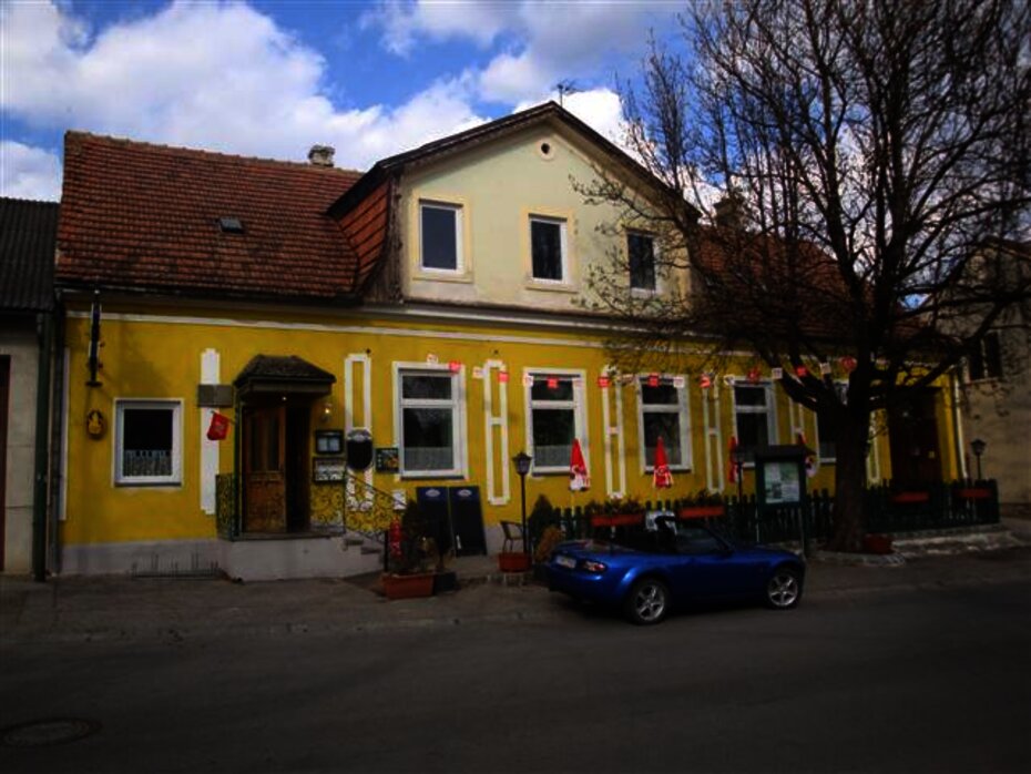 Fels, Gasthaus Kirchenwirt im März 2012. Nach einem Brand am 13.03.2013 wurde es schwer beschädigt. [Foto: Archiv Leuthner]