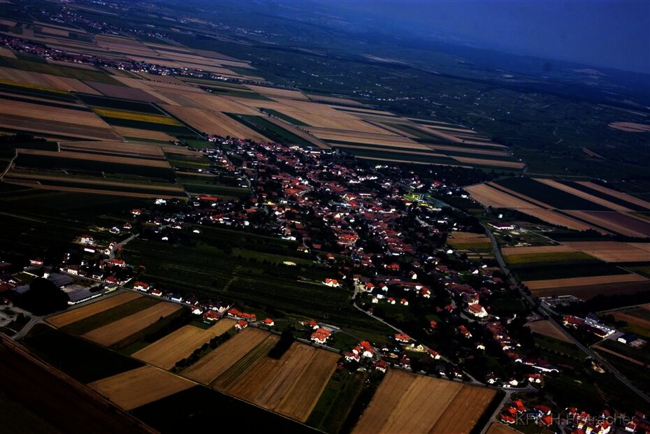 Fels im August 2009, Links unten die Franz Josefsbahn (brauner Streifen), rechts unten die Parzellen "Ochsenstrasse", knapp darüber sieht man die Pfarrkirche Fels. [Foto: KFK H.Pistracher]